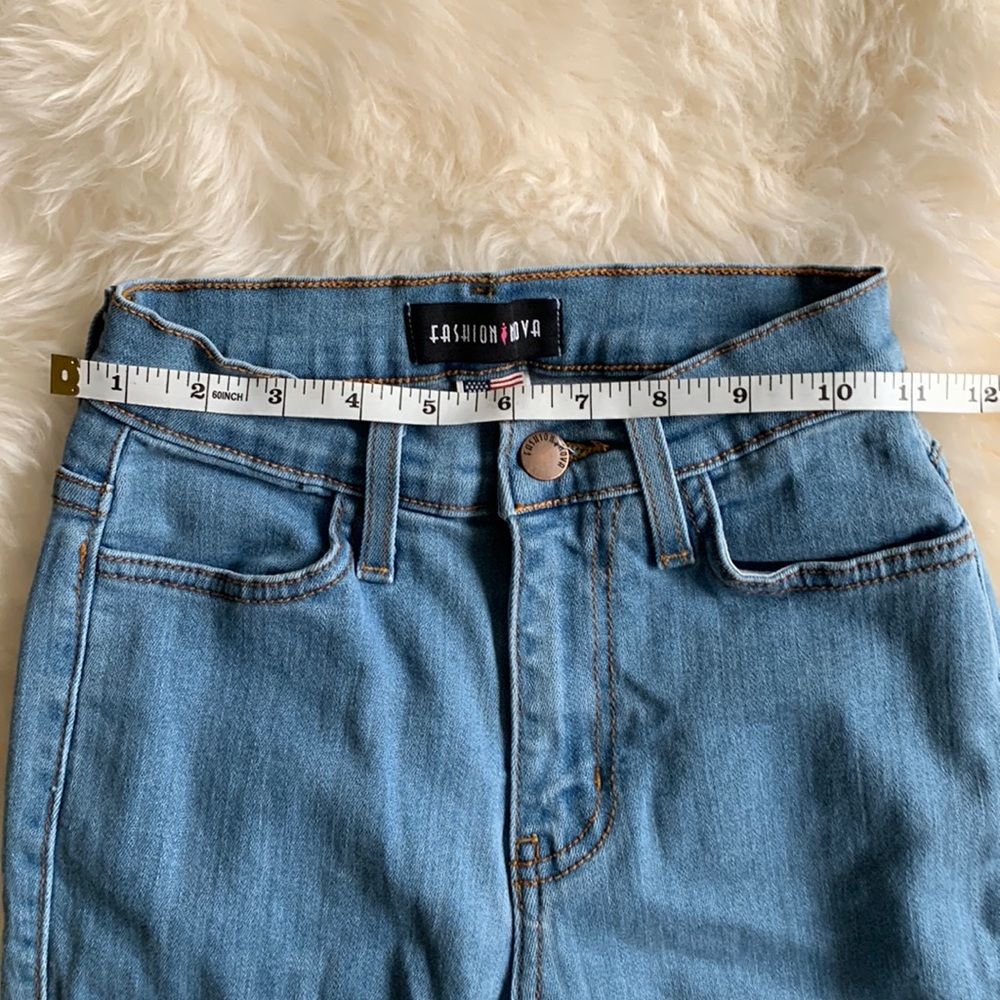 Fashion Nova High Rose Destroyed jeans